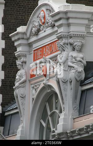 Eine vertikale Außenaufnahme des historischen, klassischen Arkadengebäudes in London Stockfoto