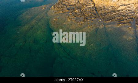 Luftbild der Insel Isola Piana in der Nähe von Stintino und des Strandes von Spiaggia La Pelosa. Bergige Insel, blaues Wasser und klarer Himmel. Nordwest p Stockfoto