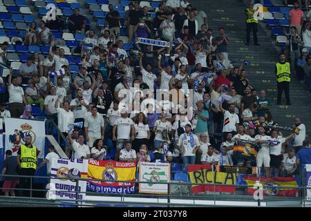 Neapel, Italien. Oktober 2023. Fans von Real Madrid während des Champions-League-Gruppenspiels zwischen SSC Napoli und Real Madrid CF im Stadio Diego Armando Maradona am 3. Oktober 2023 in Neapel Credit: Giuseppe Maffia/Alamy Live News Stockfoto