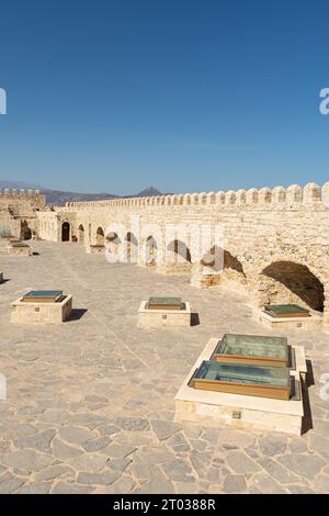 Heraklion, Kreta, Griechenland - 21. September 2023 - Morgensonne auf der Festung Rocca a Mare, auch bekannt als Festung Koules in Heraklion, Griechenland. Stockfoto