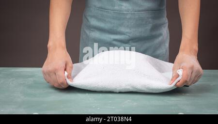 Frischer Hefeteig, Bäcker bedeckt Schüssel mit Handtuch für die Gärung, Brot oder Pizza, Zutaten für Lebensmittel zubereiten, Gebäck backen Stockfoto