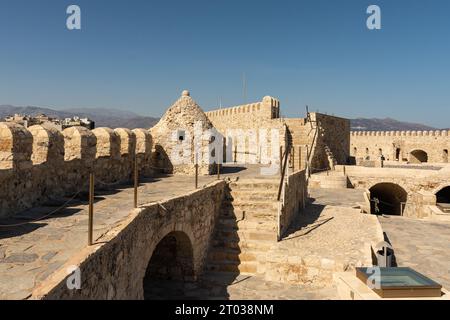 Heraklion, Kreta, Griechenland - 21. September 2023 - Morgensonne auf der Festung Rocca a Mare, auch bekannt als Festung Koules in Heraklion, Griechenland. Stockfoto