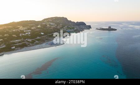 Blick aus der Vogelperspektive auf den Strand La Pelosa am sonnigen Sommertag. Stintino, Insel Sardinien, Italien. Drohnenblick auf Sandstrand, spielende Leute, klares blaues Meer. Stockfoto