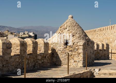 Heraklion, Kreta, Griechenland - 21. September 2023 - Morgensonne auf der Festung Rocca a Mare, auch bekannt als Festung Koules in Heraklion, Griechenland. Stockfoto