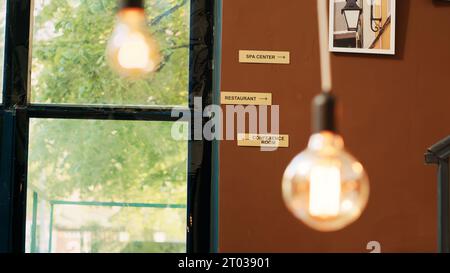 Elegante Dekoration in der Hotellobby, elegantes Luxusresort mit Inneneinrichtung und leerem Loungebereich. Luxuriöse, teure Möbel im Eingangsbereich der Rezeption. Handgeführte Aufnahme. Stockfoto