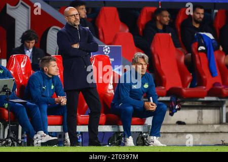 Eindhoven, Niederlande. Oktober 2023. EINDHOVEN, NIEDERLANDE - 3. OKTOBER: Trainer Peter Bosz von PSV während des Spiels der UEFA Champions League Gruppe B zwischen PSV Eindhoven und Sevilla FC im Phillips Stadion am 3. Oktober 2023 in Eindhoven, Niederlande. (Foto: Broer van den Boom/Orange Pictures) Credit: dpa/Alamy Live News Stockfoto