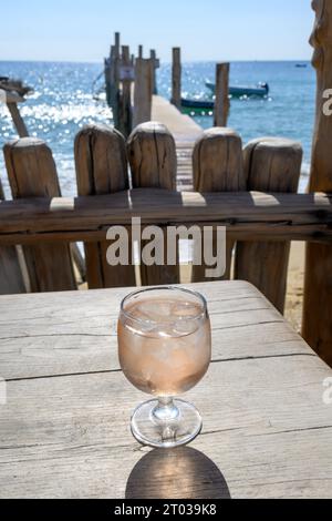 Sommerparty in der Provence, ein Glas Rosenwein mit Eiswürfeln auf der Barterrasse Pampelonne Sandstrand nahe Saint-Tropez an sonnigen Tagen, Abteilung Var, Stockfoto