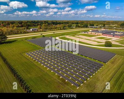 DTE Solarkraftanlage (517 kW DC) in St. Clair RESA Schule in Marysville, Michigan, USA Stockfoto