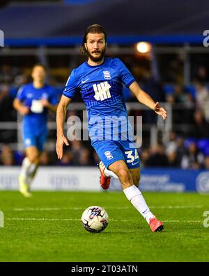 Birmingham, Großbritannien. Oktober 2023; St Andrews, Birmingham, West Midlands, England; EFL Championship Football, Birmingham City gegen Huddersfield Town; Ivan Sunjic aus Birmingham läuft mit dem Ball Credit: Action Plus Sports Images/Alamy Live News Stockfoto