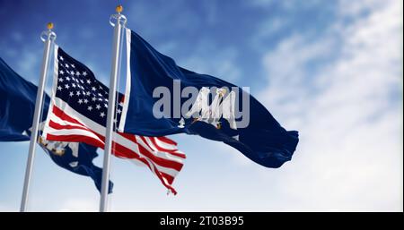 Die Bundesflagge von Louisiana winkt im Wind mit der amerikanischen Flagge. Bundesstaat im Südosten der Vereinigten Staaten. 3D-Darstellung. Geriffelt Stockfoto