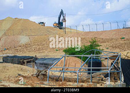 Northen Valley, Palästina. Oktober 2023. Israelische Planierraupen helfen beim Bau der ersten jüdischen Sekundarschule im nördlichen Jordantal im besetzten Westjordanland. Die israelischen Behörden eroberten die Ländereien der palästinensischen Bewohner des Jordantals, deportierten sie und errichteten Schulen in einigen Teilen des Landes. Quelle: SOPA Images Limited/Alamy Live News Stockfoto