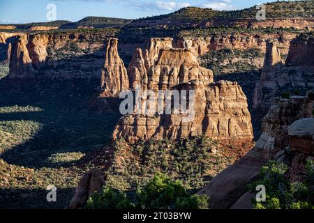 Das Licht der Abenddämmerung erleuchtet die Mononetze im Monument Canyon im Colorado National Monument Stockfoto