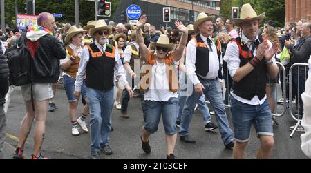 Teilnehmer an der Manchester UK LGBT-Stolz-Parade 2023 im Zentrum von Manchester, Großbritannien Stockfoto