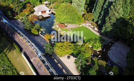 Fantastischer Blick auf den japanischen Garten - Teil des Planten un Blomen in Hamburg und überdachter Durchgang zu einem Hotel, wo sich die Konferenz befindet. Stockfoto