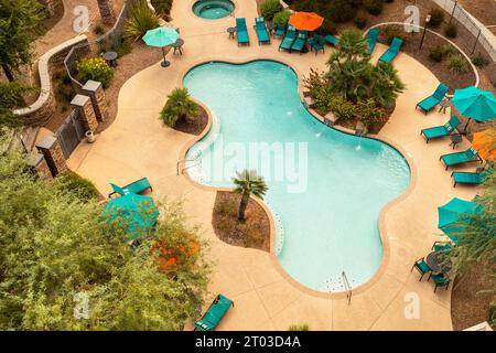 Blick Von Oben Auf Den Swimmingpool Mit Treppen, Leere Chaise Sun Bed Lounge, Regenschirm, Palmen Und Blumen. Private Villa, Wohngebiet. Entspannend Stockfoto