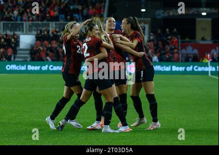 Toronto, ON, Kanada - 26. September 2023: Spieler der kanadischen Frauennationalmannschaft erzielen beim CONCACACAF W Olympic Play-in-Spiel 2023 das Tor Stockfoto
