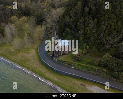 Aus der Vogelperspektive der Kapelle Nossa Senhora das Vitorias im See Furnas, Insel Sao Miguel auf den Azoren Stockfoto