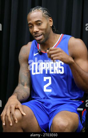 LA Clippers Forward Kawhi Leonard (2) lächelt während des Medientages im Honey Training Center, Montag, 2. Oktober 2023, in Los Angeles. (Kevin Terrell/Image of Sport) Stockfoto