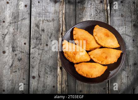 Traditionelle argentinische salzige Empanadas gefüllt mit Fleisch Stockfoto