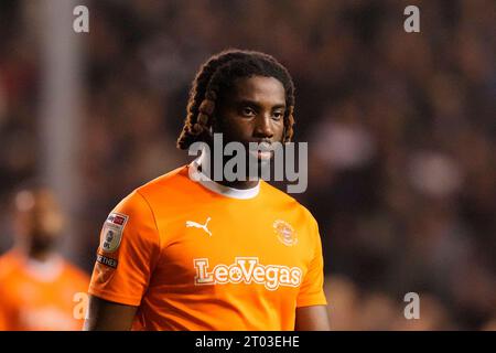 Blackpool, Großbritannien. 31. August 2023. Kylian Kouassi #27 von Blackpool während des Sky Bet League 1 Spiels Blackpool vs Derby County in Bloomfield Road, Blackpool, Vereinigtes Königreich, 3. Oktober 2023 (Foto: Steve Flynn/News Images) in Blackpool, Vereinigtes Königreich am 31.2023. (Foto: Steve Flynn/News Images/SIPA USA) Credit: SIPA USA/Alamy Live News Stockfoto