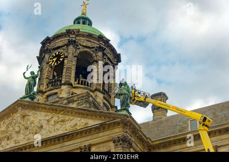 AMSTERDAM, NIEDERLANDE - 24. August 2023: Amsterdam ist die Hauptstadt der Niederlande, bekannt für sein künstlerisches Erbe, sein ausgeklügeltes Kanalsystem und seine enge Hu Stockfoto