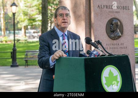 New York, Usa. Oktober 2023. Philip H. Dybvig, der 2022 den Nobelpreis für Wirtschaft gewann, spricht während der Zeremonie, um Namen von sechs Amerikanern zu enthüllen, die den Preis 2022 am Nobel Monument im Theodore Roosevelt Park in New York gewonnen haben. Der Obelisk ehrt alle amerikanischen Nobelpreisträger sowie den Gründer des Nobelpreises, den schwedischen Erfinder Alfred Nobel. Schüler der 7. Klasse der Andersen-Schule 334 nahmen Teil. (Foto: Lev Radin/Pacific Press) Credit: Pacific Press Media Production Corp./Alamy Live News Stockfoto