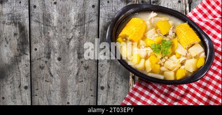 Kolumbianische Küche - Ajiaco-Suppe mit Huhn und Gemüse Stockfoto