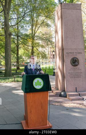 New York, Usa. Oktober 2023. Philip H. Dybvig, der 2022 den Nobelpreis für Wirtschaft gewann, spricht während der Zeremonie, um Namen von sechs Amerikanern zu enthüllen, die den Preis 2022 am Nobel Monument im Theodore Roosevelt Park in New York gewonnen haben. Der Obelisk ehrt alle amerikanischen Nobelpreisträger sowie den Gründer des Nobelpreises, den schwedischen Erfinder Alfred Nobel. Schüler der 7. Klasse der Andersen-Schule 334 nahmen Teil. (Foto: Lev Radin/Pacific Press) Credit: Pacific Press Media Production Corp./Alamy Live News Stockfoto