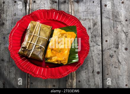 Kolumbianisches Tamalrezept, eingewickelt in gedämpfte Bananenblätter Stockfoto