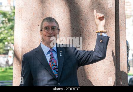 New York, New York, USA. Oktober 2023. Philip H. Dybvig, der 2022 den Nobelpreis für Wirtschaft gewann, zeigt seinen Finger auf seinen Namen, der allein mit anderen fünf Amerikanern eingeschrieben war, die den Preis 2022 am Nobel Monument im Theodore Roosevelt Park in New York gewannen. Der Obelisk ehrt alle amerikanischen Nobelpreisträger sowie den Gründer des Nobelpreises, den schwedischen Erfinder Alfred Nobel. Schüler der 7. Klasse der Andersen-Schule 334 nahmen Teil. (Kreditbild: © Lev Radin/Pacific Press via ZUMA Press Wire) NUR REDAKTIONELLE VERWENDUNG! Nicht für kommerzielle ZWECKE! Stockfoto