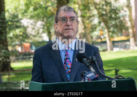 New York, USA. Oktober 2023. Philip H. Dybvig, der 2022 den Nobelpreis für Wirtschaft gewann, spricht während der Zeremonie, um Namen von sechs Amerikanern zu enthüllen, die den Preis 2022 am Nobel Monument im Theodore Roosevelt Park in New York am 3. Oktober 2023 gewonnen haben. Der Obelisk ehrt alle amerikanischen Nobelpreisträger sowie den Gründer des Nobelpreises, den schwedischen Erfinder Alfred Nobel. (Foto: Lev Radin/SIPA USA) Credit: SIPA USA/Alamy Live News Stockfoto