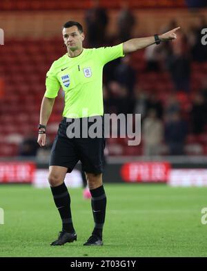 Middlesbrough, Großbritannien. Oktober 2023. Schiedsrichter Andrew Madley während des Sky Bet Championship Matches Middlesbrough gegen Cardiff City im Riverside Stadium, Middlesbrough, Großbritannien, 3. Oktober 2023 (Foto: Nigel Roddis/News Images) in Middlesbrough, Großbritannien am 2023. (Foto: Nigel Roddis/News Images/SIPA USA) Credit: SIPA USA/Alamy Live News Stockfoto