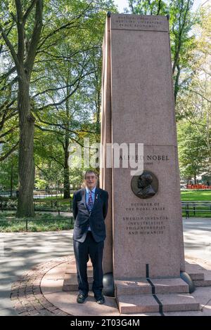 New York, USA. Oktober 2023. Philip H. Dybvig, der 2022 den Nobelpreis für Wirtschaft gewann, nahm an einer Zeremonie Teil, um die Namen von sechs Amerikanern zu enthüllen, die den Preis 2022 am Nobel Monument im Theodore Roosevelt Park in New York am 3. Oktober 2023 gewannen. Der Obelisk ehrt alle amerikanischen Nobelpreisträger sowie den Gründer des Nobelpreises, den schwedischen Erfinder Alfred Nobel. (Foto: Lev Radin/SIPA USA) Credit: SIPA USA/Alamy Live News Stockfoto