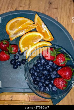 Obst auf einem Holztisch Stockfoto