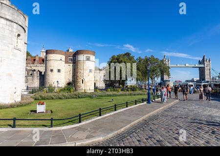 Tower of London Welterbestätte und Tower Bridge, Aufnahme September 2023, britische Hitzewelle und Touristen zu Besuch in England, Großbritannien Stockfoto