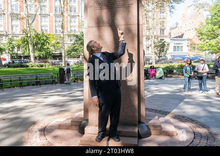 New York, New York, USA. Oktober 2023. Philip H. Dybvig, der 2022 den Nobelpreis für Wirtschaft gewann, zeigt seinen Finger auf seinen Namen, der allein mit anderen fünf Amerikanern eingeschrieben war, die den Preis 2022 am Nobel Monument im Theodore Roosevelt Park in New York gewannen. Der Obelisk ehrt alle amerikanischen Nobelpreisträger sowie den Gründer des Nobelpreises, den schwedischen Erfinder Alfred Nobel. Schüler der 7. Klasse der Andersen-Schule 334 nahmen Teil. (Kreditbild: © Lev Radin/Pacific Press via ZUMA Press Wire) NUR REDAKTIONELLE VERWENDUNG! Nicht für kommerzielle ZWECKE! Stockfoto