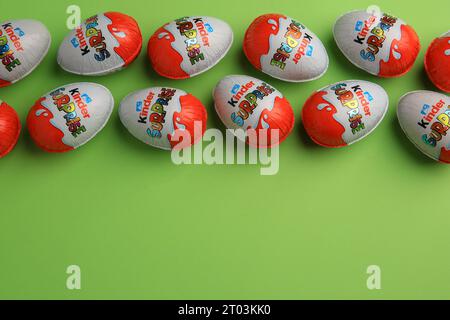Sveti Vlas, Bulgarien - 26. Juni 2023: Kinder Überraschungseier auf hellgrünem Hintergrund, flach liegend. Leerzeichen für Text Stockfoto