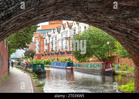 Unter der Brücke am Old Line Canal, Birmingham, Warwickshire, England Stockfoto