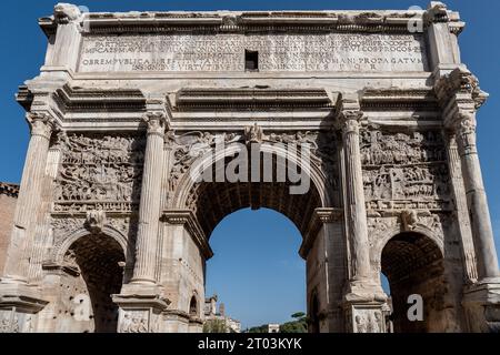 Titusbogen in der Via Sacra in der Nähe des Forum Romanum in Rom, Italien. Denkmal aus Stein Stockfoto