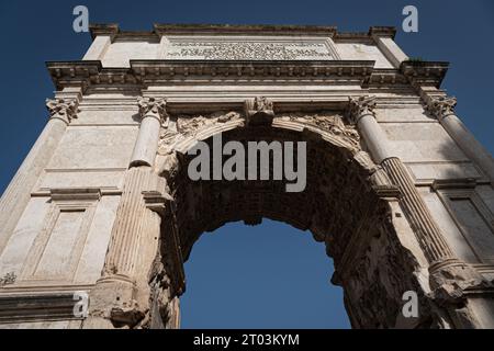 Titusbogen in der Via Sacra in der Nähe des Forum Romanum in Rom, Italien. Denkmal aus Stein Stockfoto