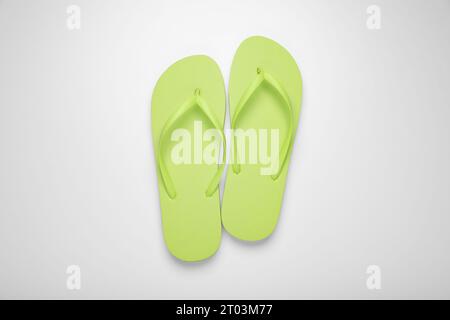 Hellgrüne Flip-Flops auf weißem Hintergrund, Draufsicht Stockfoto