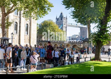 Tower of London Welterbestätte und Tower Bridge, Aufnahme September 2023, britische Hitzewelle und Touristen zu Besuch in England, Großbritannien Stockfoto