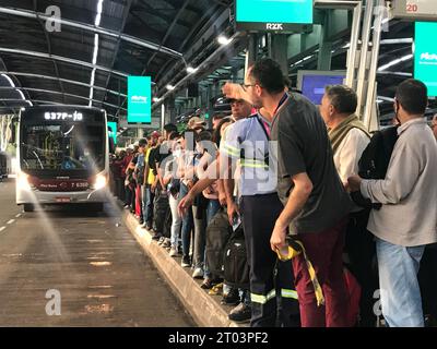 Sao Paulo, Sao Paulo, Brasilien. Oktober 2023. Sao Paulo (SP), 03/2023 - STRIKE/STOPAGE/TRANSPORT/SP - Transportstopp in Sao Paulo, die Menschen in Bus- und Zugschlangen zurückließ. Und am Bahnhof Pinheiros war es sehr voll mit Passagieren. (Foto: Oslaim Brito/Thenews2/Zumapress) (Foto: © Oslaim Brito/TheNEWS2 via ZUMA Press Wire) NUR REDAKTIONELLE VERWENDUNG! Nicht für kommerzielle ZWECKE! Stockfoto