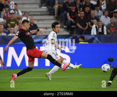 Salzburg, Österreich. Oktober 2023. Takefusa Kubo (R) von Real Sociedad gibt den Ball während des UEFA Champions League Gruppe D Fußballspiels zwischen Red Bull Salzburg und Real Sociedad in Salzburg, Österreich, am 3. Oktober 2023. Quelle: He Canling/Xinhua/Alamy Live News Stockfoto