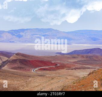 Blick auf Rainbow Canyon und Panamint Valley über Father Crowley Vista Point. Death Valley National Park, Kalifornien und Nevada, USA. Stockfoto