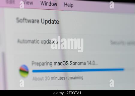 New York, USA – 28. September 2023: Vorbereitung der Installation von macOS Sonoma 14 auf dem macbook Bildschirm Nahansicht Stockfoto