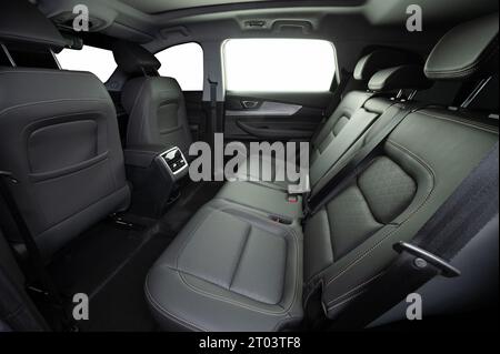 Lederautosalon mit Rücksitzen und isolierten Fenstern Stockfoto