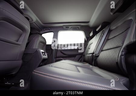 Autositze in Leder hinten mit isolierten Fenstern und Panoramadach Stockfoto
