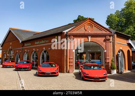 Ferrari Sportwagenhändler, Meridien Modena in Lyndhurst Hampshire mit roten Ferraris auf dem Vorplatz, England, Großbritannien Stockfoto