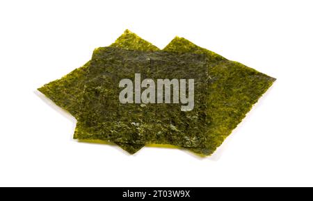 Knusprige Nori-Algen isoliert auf weißem Hintergrund. Stockfoto